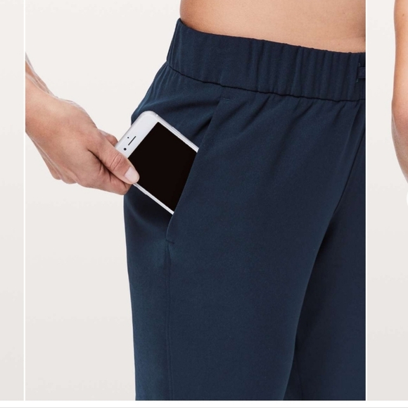 lululemon athletica On The Fly Crop Woven 23" - True Navy - Picture 2 of 12